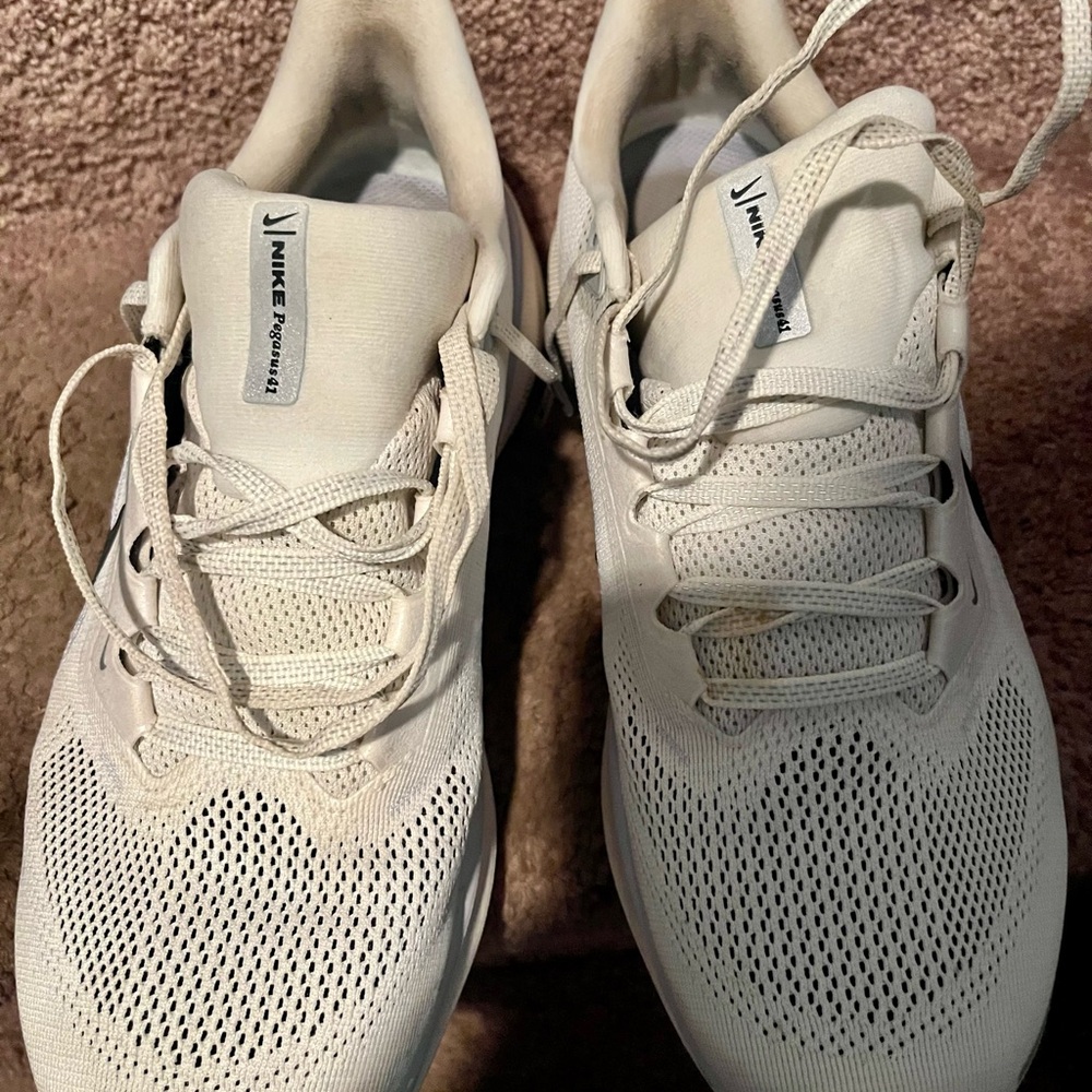 Beautiful Nike Air Zoom Cream Running Shoes size 9. Great for any athlete. - Picture 2 of 8